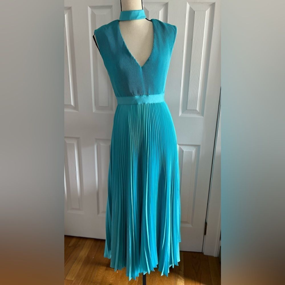 Alice + Olivia Joleen Pleated V-Neck Midi Dress - Picture 2 of 16